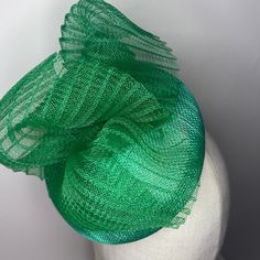 Add a touch of sophistication to your summer outfit with this emerald green pillbox hat 16cms in diameter, featuring a pleated crin design. 🖤 Perfect for special occasions, this elegant hat will elevate your style and make a bold fashion statement. 🖤Shipped in a sturdy (keepsake) box and packed with special love and care.  🖤Made in the UK - customised fascinator orders are welcome. Please send me a message and we can create something unique.  Terms & Conditions I hope you love your purchase however I gladly accept returns, exchanges and cancellations. Head pieces must be returned within 14 days with all tags attached for a full refund. Cancellation must be made within 2 days of purchase.  🖤Finally I would love to share in your special day so please tag or send me pictures of you lookin Adjustable Green Evening Fascinator, Green Evening Fascinator, Adjustable Green Mini Hat For Wedding, Green Headpiece For Wedding And Kentucky Derby, Green Kentucky Derby Party Fascinator, Green Adjustable Fascinator For Formal Occasions, Adjustable Green Summer Fascinator, Green Fitted Fascinator For Evening, Green Summer Fascinator For Formal Occasions