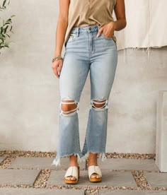 HIDDEN Happi Cropped Flare Stretch Jean - Blue 30/27, Women's Medium High rise Slightly fitted through the hip and thigh 17 bottom opening Destruction and frayed hem details Shoe sku 965071 Model Info: Height: 5'6 | Bust: 33 | Waist: 26 | Hip: 38 1/2 | Wearing Size: 26x27. This quality denim is hand-finished for a unique look. It will wear like your favorite jeans, with each hole and tear continuing to destruct over time. You will love the comfort of this denim that has the look and feel of year Beachy Jeans Outfit, Cropped Distressed Jeans, Hidden Jeans Brand, Jeans With Holes Outfit, Flare Cropped Jeans Outfit, 30 Fashion For Women, Ankle Flare Jeans Outfit, Best Jeans For Short Curvy Women, Cropped Bootcut Jeans Outfit