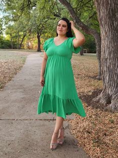 Look stylish and confident in this chic Green Smocked Ruffle hem Midi Dress. The beautiful smocking and ruffle hem make this dress a standout, the perfect choice no matter the occasion. Flaunt an elegant silhouette and enjoy swoon-worthy comfort all day long. Time to add some flair to your wardrobe! ESPAÑOL Luce elegante y segura con este elegante vestido midi verde con dobladillo con volantes. El hermoso dobladillo fruncido y con volantes hacen que este vestido destaque, la elección perfecta si Chic V-neck Smocked Dress With Ruffles, Casual Ruched Ruffle Dress For Brunch, Casual Tiered Dress With Smocked Cuffs, Casual Midi Dress With Smocked Back And Ruffle Sleeve, Summer Dresses With Smocked Cuffs And Ruffle Sleeves, Casual Ruffle Dress With Smocked Bodice, Chic Tiered Dress With Smocked Cuffs, Casual Ruffle Dress With Ruffle Hem And Sleeves, Knee-length Smocked Dress With Ruffles For Garden Party