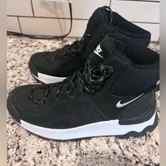 Nwot Comfortable, Great Warm City Shoe Or Hiking Never Worn Just Sitting Size 7 Nike Casual Sports Boots, Nike Lace-up Walking Sneakers, Nike Casual Low-top Boots, Black Lace-up Walking Boots, Snowboard Boots Womens, Womens Duck Boots, Black Rain Boots, Fur Shoes, Suede Boots Knee High