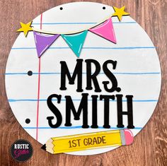 a paper plate with the words, mrs smith 1st grade on it and a pencil next to it