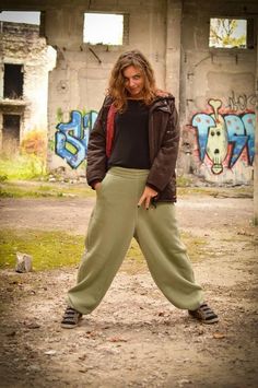 Loose Khaki Sweatpants for Woman or Man. Drop crotch Pants. These cozy, warm, comfy sweatpants are perfect for chilling out round the house or going for a walk :) You'll never want to take off your cozy pants ;) Unique baggy fit. Unisex Men and Women Can Wear. Two ventilate pockets in front, back pocket, secret pocket. Material 92% cotton 8% polyester. HQ-Heavy duty material. Density - 340g/m2. Made in EU. SizeLenght (in/cm)Waist (in/cm)Loose (in/cm)Strech (in/cm)Recommended Height(in/cm) XS40/1 Baggy Khaki Pants, Hiphop Dance Outfit, Sweatpants Wide Leg, Joggers Men, Green Sweatpants, Baggy Sweatpants, Cozy Pants, Secret Pocket, Comfy Sweatpants