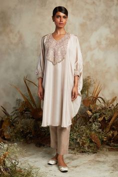 Pale lavender kaftan with 3D floral embroidery using sequins and thread work. Paired with a pant. - Aza Fashions Pant Women, Pale Lavender, Pant For Women, Embroidered Bodice, Embroidery Floral, Abaya Fashion, Thread Work, Grey Floral, Pants Pattern