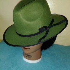 Beautiful And New Hat Green Brimmed Felt Hat For Winter, Green Brimmed Felt Hat For Fall, Green Flat Brim Felt Hat For Fall, Green Brimmed Fedora For Fall, Casual Green Fedora With Curved Brim, Casual Green Fedora With Short Brim, Casual Green Wide Brim Fedora, Green Felt Hat With Short Brim For Fall, Classic Green Felt Hat For Fall