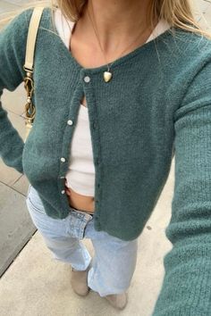 Look Adidas, Skandinavian Fashion, Uni Outfits, Sweater Autumn, Elegante Casual, Cardigan Outfits, Stockholm Fashion, Cardigan Sweaters For Women