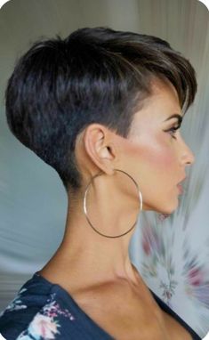 Makeup Bridesmaid, Updo Bridesmaid, Short Hair Pixie Cuts, Vlasové Trendy, Pixie Haircut For Thick Hair, Super Short Hair, Short Grey Hair, Short Hairstyles For Thick Hair, Edgy Short Hair