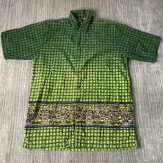 Vintage 2000s No Boundaries Tiki Hawaiian Style Abstract Design Summer Spring Season Y2K Aesthetic Green Button Up Shirt Large Mens Condition:  Excellent Used Condition  = No Flaws Measurements: Please see photos above for all measurements IF YOU BUY TWO OR MORE ITEMS USE THE CODE BUNDLE @ CHECK TO SAVE 20% WE SHIP WITHIN 24 HOURS AFTER PURCHASE! Please be aware that we do not offer free returns!! The Buyer is responsible for the cost of the return label.  Follow us on TikTok & Instagram @findsn Green Hawaiian Button-up Shirt, Green Fitted Shirt For Beach, Fitted Green Button-up Short Sleeve Shirt, Green Hawaiian Button-up Camp Shirt, Vintage Green Cotton Hawaiian Shirt, 90s Short Sleeve Tops With Button Closure, Green Buttoned Camp Shirt For Vacation, Green Cotton Short Sleeve Shirt For Beach, Green Relaxed Fit Camp Shirt With Buttons