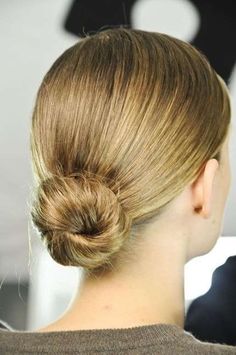 Recogido con moño bajo School Photo Hairstyles, Photo Hairstyles, Photo School, Easy Hairstyles For School, Hair Up Or Down, School Photo, Baked Ham