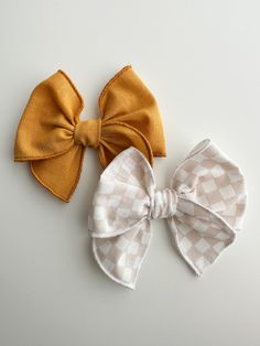 Windmill shaped bows with your choice of nylon headband or clip! Bows are about 3 inches tall and 4 inches wide. White Bow Tie Hair Accessories For Summer, Adjustable Detachable White Bow, Cute Summer Bow With Ribbon, Baby Headbands, Ships