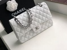 Description CC Classic HandBag White For Women 9.9in/25.5cm A01112 Rep 1:1 Measurements: 15.5 x 25.5 x 6.5 cm / 6 x 9.9 x 2.5 inches (Length x Width x Height) Chain White Silver-toned hardware Include dust bag. This product is of the best quality. Chanel Handbags Classic, Tas Bahu, Classic Flap Bag, Lv Bags, Classic Handbags, Brand Bags, Naha, Celine Bag, Gucci Bags