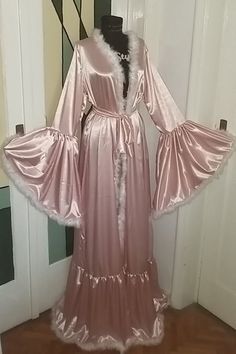 Pink Dressing Gown, Fancy Robes, Bride Dressing Gown, Bridal Dressing Gown, Ropa Upcycling, Abaya Online, Satin Dressing Gown, Pink Kimono, Satin Lingerie