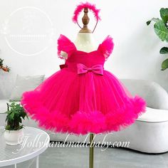 ♥ Die Jolly Newest Design Hot Pink Tüll Kleid, eine perfekte Mischung aus Eleganz und Komfort für Ihr Baby Mädchen. Dieses schicke Kleid besteht aus einem atemberaubenden grünen Tüllstoff, der mit einer stilvollen Schleife verziert ist und sich somit ideal für jeden Anlass eignet, von Geburtstagen bis hin zu Teepartys. ♥ Das aus hochwertigen Materialien gefertigte Kleid verfügt über sechs Lagen, die für ein flauschiges und geschwollenes Aussehen sorgen und dafür sorgen, dass Ihr Kleines auffällt Hot Pink Tulle Dress, Pink Tulle Dress, Green Tulle, Birthday Party Outfits, Dressup Party, Bow Making, Pink Tulle, Tea Parties, Girls Wardrobe