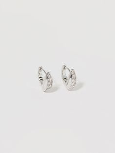 Vous cherchez du bling pour ajouter un peu d’éclat à votre vie ? Ne cherchez pas plus loin que ces boucles d'oreilles créoles délicates et tellement glamour ! Dotées d'un design de forme ronde recouvert de zircones cubiques scintillantes, ces beautés élégantes feront tourner les têtes, peu importe où vous allez. Que vous vous sentiez chic, moderne, élégant ou avant-gardiste, ces créoles confortables sont là pour vous.

 Également disponible en or .

 • SPÉCIFICATION •


 FINITION: argent massif

 Pierres précieuses : zircones cubiques AAA Huggie Hoop Earrings, Dainty Earrings, Cover Design, Cubic Zirconia, Hoop Earrings, Gemstones, Sterling Silver, Silver, Gold