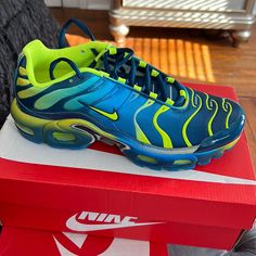 Never Worn , Size 6.5 Gs Nike Air Max Plus Baby Nike Shoes, Bb Shoes, Huraches Nike, Nike Air Max White, Baby Nike, Kids Running Shoes, Awesome Shoes, Toddler Sneakers, Red Sneakers