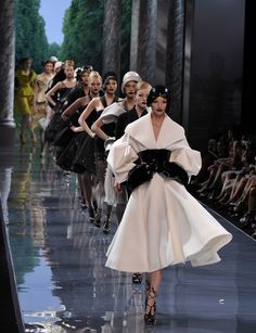 Black And White Dresses, Runway Fashion Couture, Christian Dior Haute Couture, Model Lifestyle, Dior Haute Couture, Model Aesthetic, White Dresses, Mode Inspo