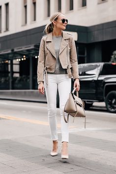 Leather Jacket Outfit Spring, Suede Jacket Outfit, Blanknyc Suede Moto Jacket, Beige Leather Jacket, Jeans Outfit Summer, Suede Moto Jacket