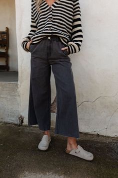 Simply You Wide Leg Jeans - Washed Black Cropped Wide Leg Pants Outfit, Look Wide Leg, Wide Leg Black Jeans, Black Wide Leg Jeans, Casual Boho Style, Wide Leg Pants Outfit, Three Bird Nest, Jeans Outfit Casual, Cropped Wide Leg Pants