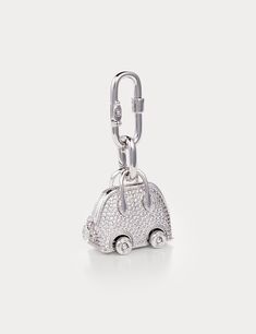 Inspiré par le charm de sac Hermes Bolide On Wheels, Aelysee a méticuleusement conçu le mini Bolide On Wheels Bag Charm, incorporant des éléments de design uniques. La breloque comporte un fermoir et une chaîne séparés, vous permettant de la personnaliser sans effort avec n'importe lequel de vos sacs à main.

 



 E Laiton électrolytique avec zircone cubique ronde brillante


 Taille du charme - 30 x 18,3 x 28,8 mm


 Poids total 38g


 Fabriqué en France


 Garantie un an Luxury Small Travel Bags, Luxury Metal Bags As Gifts, Luxury Metal Bag As Gift, Small Elegant Travel Bag, Elegant Rectangular Bag Charm, Luxury Chain Bag As Gift, Luxury Chain Bags As Gift, Luxury Silver Metal Bag, Luxury Silver Jewelry For Travel