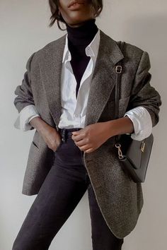 French fashion staples Gaun Fashion, Gray Blazer, Chique Outfits, Coat Outfit, French Girls, Vogue Australia, Aesthetic Style, Black Turtleneck