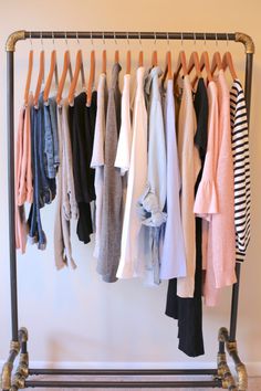 create a capsule wardrobe - patterns Save Closet Space, Capsule Wardrobe Minimalist, Capsule Wardrobe Basics, Classy Yet Trendy, Capsule Closet, Travel Capsule Wardrobe, Fashion Capsule Wardrobe, Minimalist Capsule Wardrobe, Winter Capsule Wardrobe