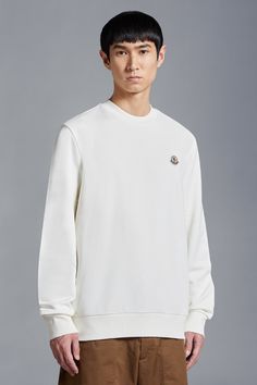 A casual staple, this sweatshirt is crafted from pure cotton. The classic crew neck style for men is embellished with a felt logo patch on the chest, a distinct Moncler design code. White Hoodie Men, Patch Sweatshirt, Men Logo, Style For Men, Hoodie Green, Drawstring Hoodie, Mens Activewear, White Hoodie, White Sweatshirt