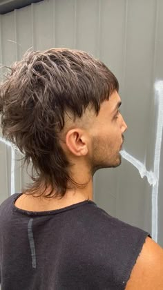 Laurie Martignago on Instagram: "Mais um pra mullet esse querido @giovaniztss #hair #shorthair #fabricademullets #mullet #mullethaircut #cracthairdresser #unitedbyshorthair #hairbrained" Long Fade Mullet, Low Taper Mohawk, Short Pushed Back Hair Men, Mullet From The Back, Professional Mullet, Mullet With Braids, Punk Mullet Men, Overgrown Mullet, Nonbinary Mullet