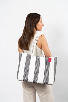 ¡Presentamos nuestra Super Tote, la bolsa de playa perfecta para tus días soleados junto al mar! Hecha a mano por artesanos en Oaxaca, MX con plástico 100% reciclado, esta tote tejida es la compañera ideal para guardar todos tus imprescindibles playeros en un diseño flexible y a prueba de agua.
Su interior espacioso y sus asas de hombro te permiten llevar todo lo que necesitas, desde toallas y libros hasta snacks y bloqueadores solares. Esta Super Tote es del tamaño y estilo perfectos para adaptarse a tus vacaciones en la playa, asegurando que tengas todo lo que necesitas a tu alcance.
Fabricada con materiales de alta calidad y abastecidos éticamente, esta bolsa no solo es funcional sino también respetuosa con el medio ambiente.
¡Obtén un Pompon GRATIS con tu compra (sujeto a disponibilid Beachwear Bags With Braided Handles For Everyday Use, Everyday Beach Bag With Braided Handles, Beach Bag With Braided Handles For Everyday Use, Beachwear Beach Bag With Braided Handles, Summer Beach Reusable Shoulder Bag, Modern Double Handle Straw Bag For Beach, Trendy Reusable Beach Bag, White Reusable Beach Bag, White Reusable Beach Bag For Travel