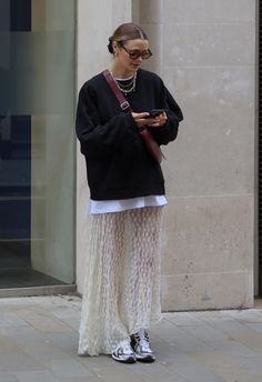 Sheer Skirt Outfit Street Styles, Business Casual Party Outfit, White Lace Skirt Outfit, Flare Skirt Outfit, Lace Skirt Outfit, Outdoor Streetwear, Sweat Gris, White Lace Skirt, Fest Outfits