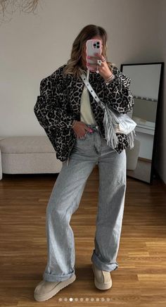 instagram: @sarahtey_ #ootd #outfit #outfits #springfashion #springoutfit #look #lookbook #outfittoday #ugg #animalprint Creative Fall Outfits, Animal Print Skirt Outfit Winter, Fashion Outfits 2024 Trends Fall, Country Winter Outfits, Outfit Animal Print, Outfit Ugg, Trend Aesthetic, Best Winter Outfits, Mode Zara