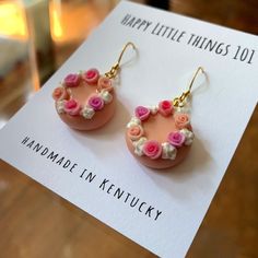 Adorable rose cake drop earrings!! We use quality 18K gold plated stainless. All the earrings are nickel free & safe for sensitive skin. It's a great fun gift for your best friend, loved one or yourself. Have fun!! These lovely earrings will make you smile🥰 Now each pair of earrings comes in a small individual box. It will be ready as a gift❤️ Thank you for taking the time out to look at our earrings. Please visit our shop for more original design: https://www.etsy.com/shop/HappyLittleThings101 ---------------------------------------------------------- **Now we also sell Personalized Gift Mugs❤️ Please click on the link below: https://www.etsy.com/shop/HappyLittleMugs101 ---------------------------------------------------------- Follow us for update & giveaways at the link below: Facebook Pastel Pink Cake, Pink Rose Cake, Cake Earrings, Gift Mugs, Miniature Cake, Rose Cake, Rose Pastel, Pink Cake, Lovely Earrings