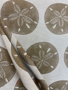 an image of a white and brown wallpaper with flowers on it's surface