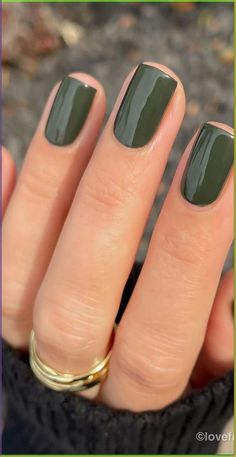 Fall Colors Short Nails, Fall Nails Color Ideas, Short Nail Designs October, Chic Nail Colors, Fall Nail Green, Forest Green Nails Short, Short Square Nails Autumn, Fall Trending Nails, Matte Olive Green Nail Ideas