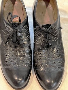 These black leather oxford tie shoes were made mid 1930's to 1940's. They have detailed stitching and perforations on the vamp and front sides. Inside has the Walsh Boston cloth label see picture and inside is also stamped with style numbers and size 6 B and Fashioned to Fit Last 515 Verified. Original ties with black plastic aglets. One lace is broken and tied at the top. Chunky heel and very well made. Great with suits or pants or the right dress. These are very similar to another pair listed Vintage Black Oxford Lace-up Shoes, Vintage Wingtip Lace-up Shoes, Vintage Lace-up Oxfords, Vintage Black Lace-up Shoes With Round Toe, Vintage Wingtip Oxford Shoes, Vintage Lace-up Oxfords For Derby, Vintage Lace-up Oxfords For Formal Wear, Vintage Lace-up Oxfords For Formal Occasions, Vintage Lace-up Derby Shoes With Round Toe