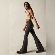 Size: 25 Color: Back Alley Blue (Grey) Inseam: 34” Mid-Rise Flare Silhouette Stretch Denim 53% Cotton / 23% Rayon / 22% Polyester / 2% Spandex Back Alley, Jeans Free People, Free People Jeans, Retro Inspired, Colored Jeans, Flare Jeans, Stretch Denim, Blue Brown, Penny