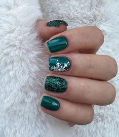 22 Green Christmas Nails 2024-2025 Ideas with Glitter, Bling Snowflake Designs and Emerald Dark Forest Trends Blue Christmas Nails, Swirl Nail Art, Green Acrylic Nails, Dark Green Nails, Nail Designs Pictures, Festive Nail Art, Green Nail Designs, Green Nail