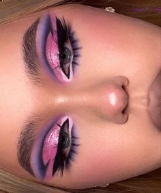 Eyeshadow Looks For Halloween, Nicki Minaj Winged Eyeliner, Creative Eye Makeup For Hooded Eyes, Multi Color Eyeshadow Looks, Intricate Makeup Looks, Bold Makeup Ideas, Cake Makeup Look, Ashnikko Concert Outfit Ideas, Creative Eyeshadow Ideas