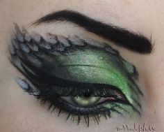 Ladies & gentlemen, I present to you a Slytherin makeup inspired look! Soo cool. Make Up Designs, Sfx Makeup, Dragon Eye, Halloween Make Up, Fantasy Makeup, Cosplay Makeup, Costume Makeup