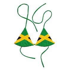 Nous jouons. Adoptez les couleurs du drapeau de la Jamaïque vert, noir et or avec ce haut de bikini à cordes rembourrées recyclé et respectueux de l'environnement pour votre prochaine course à la plage, à la piscine ou à votre fête. Le haut est fabriqué à partir de polyester recyclé doux, avec UPF 50+ et des bretelles polyvalentes et extensibles prêtes à être coiffées. Le dessus est double couche et est livré avec un rembourrage amovible supplémentaire pour plus de confort. Achetez-en un aujourd Adjustable Green Swimwear For Beach Party, Green Stretchable Swimwear For Vacation, Green Stretch Swimwear For Vacation, Green Seamless Swimwear For Beach Party, Green Fitted Swimwear For Festivals, Green Adjustable Swimwear, Sporty Green Triangle Top Swimwear, Festival Green Adjustable Swimwear, Green Stretch Festival Swimwear