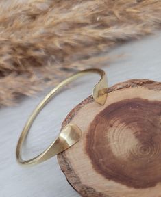 Stunning adjustable brass bracelet with a hammered finish. ☆Adjustable ☆Free uk shipping ☆Made with high quality brass  ☆100 % nickel free ☆Beautifully wrapped with a free gift bag. Bracelet Minimal, Hammered Bracelet, Minimal Gifts, Hammered Jewelry, Bracelet Simple, Brass Bracelet, Simple Bracelets, Free Gift, Gift Bag