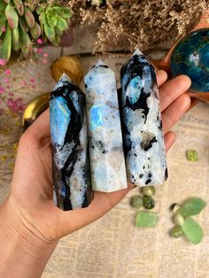 Crystal Vibes, Stone Ornaments, Crystal Aesthetic, Pretty Rocks, Cool Rocks, Crystal Healing Stones, Minerals And Gemstones, Rocks And Gems, Crystal Collection