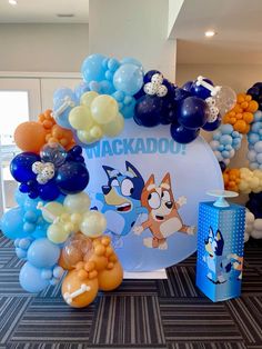 balloons and decorations are arranged in the shape of an arch with cartoon characters on it