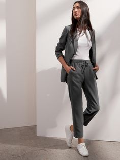 Sporty Office Outfit, Intern Fits, Office Athleisure, Athleisure Outfits For Work, Androgynous Fashion Women, Therapist Outfit, Joggers Outfit Women, Modest Street Fashion, Grey Pants Outfit