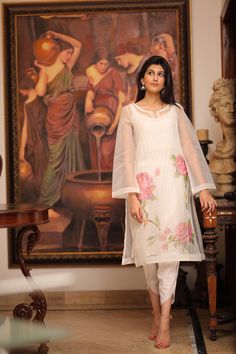 Organza Kurti Designs Embroidery, White Organza Blouse Designs, A Line Organza Kurti Designs, Organza Pakistani Kurti, White Organza Suit Pakistani, Organza Neckline Kurta, Organza Kameez Designs, Organza Kurta Neck Design, Designer Organza Suits