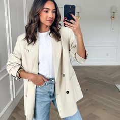 Zara Double Breast Oversized Cream Ecru Blazer Oversize Cream Blazer Outfit, Cream Color Jacket Outfit, Ecru Blazer Outfits For Women, How To Style A Cream Blazer, Ecru Blazer Outfit, Cream Leather Blazer Outfit, Blazer Cream Outfit, Cream Oversized Blazer Outfit, Women’s Blazers