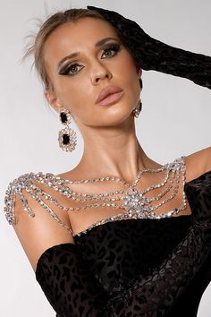 This Diamond Shoulder Chain, Tassel Multi-Layered Body Chain Jewellery will enhance your glamour. With sparkling diamonds and flirty tassels, this delicate piece of jewellery effortlessly enhances your glamour with its multi-layered design. Perfect for adding a touch of glamour to a night out, a beach holiday or any occasion where you need jewellery to enhance your style. Diamond Body Chain, Elegant Rhinestone Necklace With Clavicle Chain, Party Dangle Rhinestone Necklace With Bling, Party Rhinestone Dangle Necklace With Bling, Party Bling Dangle Rhinestone Necklace, Chic Crystal Rhinestone Necklace For Party, Evening Metal Jewelry With Clavicle Chain, Elegant Chain Jewelry For Parties, Metal Clavicle Chain Jewelry For Evening