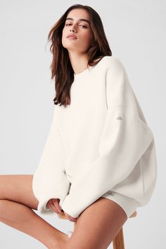 Sweater weather, solved. Warm up with the Scholar Crew Neck Sweater made from a street-forward heavyweight knit in an oversized silhouette that earns top marks wherever it goes. Ribbed detailing on the cuffs, hem and neckline complete the look. Pair it with shorts or your go-to pair of trousers. Colorado Vibes, Shorts And Sweater, Womens Onesie, Top Marks, Oversized Tops, Ivory Sweater, Womens Capris, Cream Sweater, Oversized Silhouette