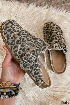 Fisdy - Contemporary Canvas Slip-On Slippers with Animal Print and Buckle Strap Detailing Slip On Slippers, Western Shoes, Contemporary Canvas, Womens Sandals Summer, Casual Slippers, Comfortable Sandals, Trendy Fashion Women, Sandals Summer, Cute Shoes