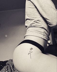 Small Hip Tattoos Women Flowers, Small Floral Hip Tattoo, Dainty Flower Hip Tattoo, Hip Bone Flower Tattoo, Mini Tattoos Butty, Bum Tattoo, Small Flower Tattoos, Makeup Tattoos