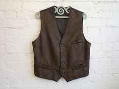 Brown Faux Leather Gentlemen's Vest Formal Mens Waistcoat Fitted Steampunk Vest Extra Large Size Estimated size: XL Measurements (laying flat): Length (back): 24" / 61cm Bust(pit to pit) 23.5" / 59.5cm Waist: 22.5" / 57cm Condition: great Vintage Condition Please check measurements to insure a proper fit. Remember to allow yourself some extra room for movement. You can compare these with something from your closet that fits you well. SHIPPING * I ship worldwide via Priority mail. * I ship from E Fitted Steampunk Vest For Fall, Brown Steampunk Outerwear For Winter, Vintage Business Vest For Fall, Brown Steampunk Winter Outerwear, Steampunk Brown Winter Outerwear, Fall Costume Vest Fitted, Vintage Winter Vest For Costume, Vintage Winter Costume Vest, Vintage Costume Vest For Fall