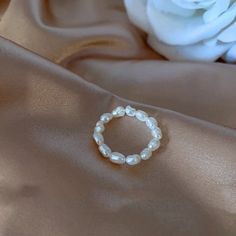 ¡El anillo perfecto para añadir elegancia a cualquier conjunto! El anillo con cuentas de perlas de agua dulce presenta una cuenta de 4 mm y hermosas y brillantes perlas de agua dulce, montadas en una banda elástica resistente y duradera. Se puede usar solo o en capas con nuestro anillo con cuentas de media perla de agua dulce para obtener vibraciones extra lujosas.
 ♥COMPARTE LA FELICIDAD♥ Un gran regalo para cualquier amante de la joyería.
 ESPECIFICACIONES:
 Material antialérgico
 Color: PERL String Ring, X Ring, Beaded Ring, Ocean Inspiration, Beaded Rings, Jewelry Lover, Perfect Ring, Pearl Beads, Elastic Band